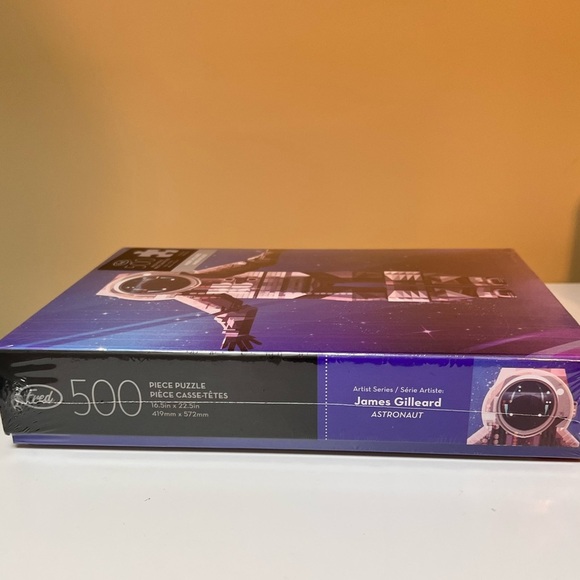 ❗️4/$65❗️Fred Astronaut Puzzle. 500 pieces. By artist James Gilleard. - Picture 2 of 4